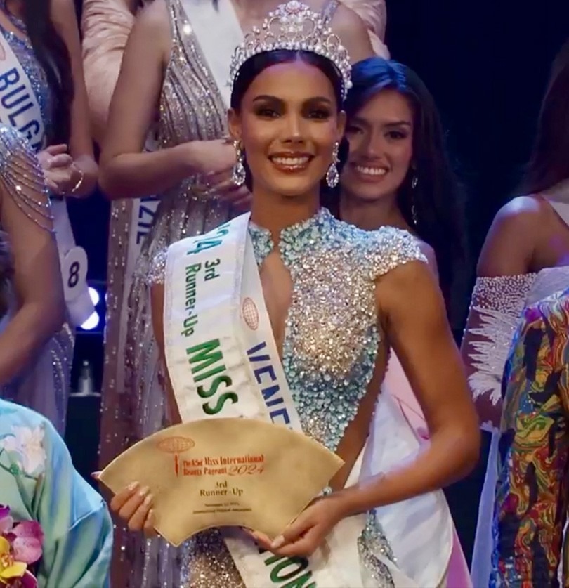 https://com-missvenezuela-w4a.s3.us-west-2.amazonaws.com/public/media/news/01JE9JDDR0E38GSD05E8BMBHZF.jpg
