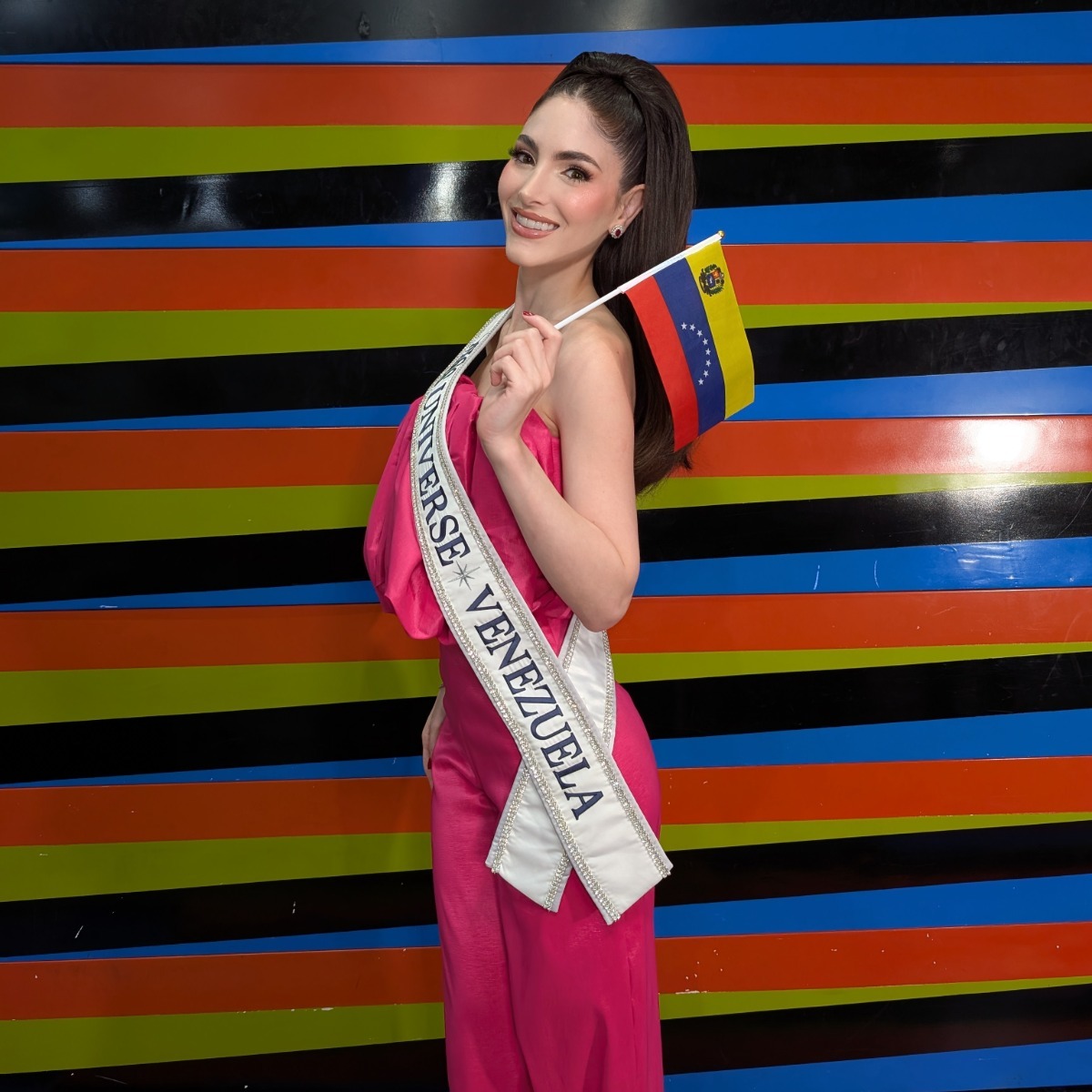 https://com-missvenezuela-w4a.s3.us-west-2.amazonaws.com/public/media/news/01K5HVAEJYQX29ZGFSAZ0145R5.jpg
